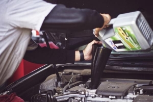 La voiture ne bougera pas en voiture mais en marche arrière : causes et solutions