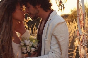 Comment s'habiller pour un mariage hippie - idées pour les mariés