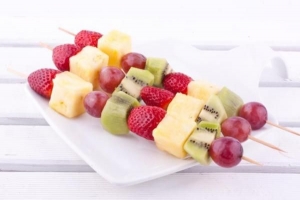 Comment faire des brochettes de fruits à la maison