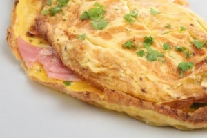 Comment faire une omelette au jambon et au fromage