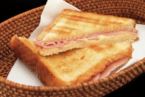 Comment faire un sandwich au jambon et au fromage étape par étape