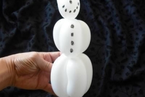 Comment faire un bonhomme de neige avec des ballons