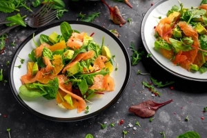 Comment faire une salade d'avocat, de saumon et de noix