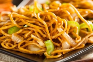 Comment faire des nouilles chinoises au poulet - recette facile