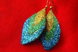 Comment faire des boucles d'oreilles avec du cuir et des paillettes