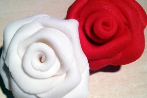 Comment faire des fleurs avec du fondant à la main