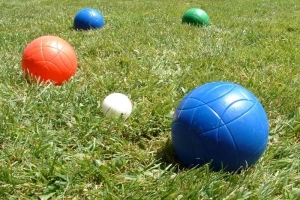 Comment jouer à la pétanque sur l'herbe