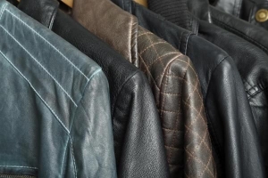 Comment réparer une veste en similicuir qui s'écaille