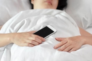 Est-il mal de dormir près de votre mobile?