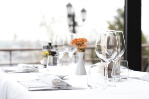 Quelle est la bonne façon de dresser une table pour le dîner