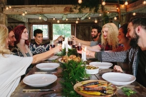 Quoi apporter à friendsgiving - conseils pour les hôtes et les invités