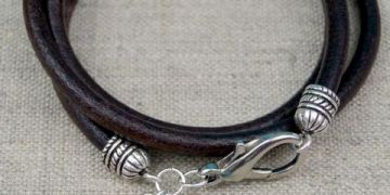 Comment faire des bracelets en cuir avec des breloques